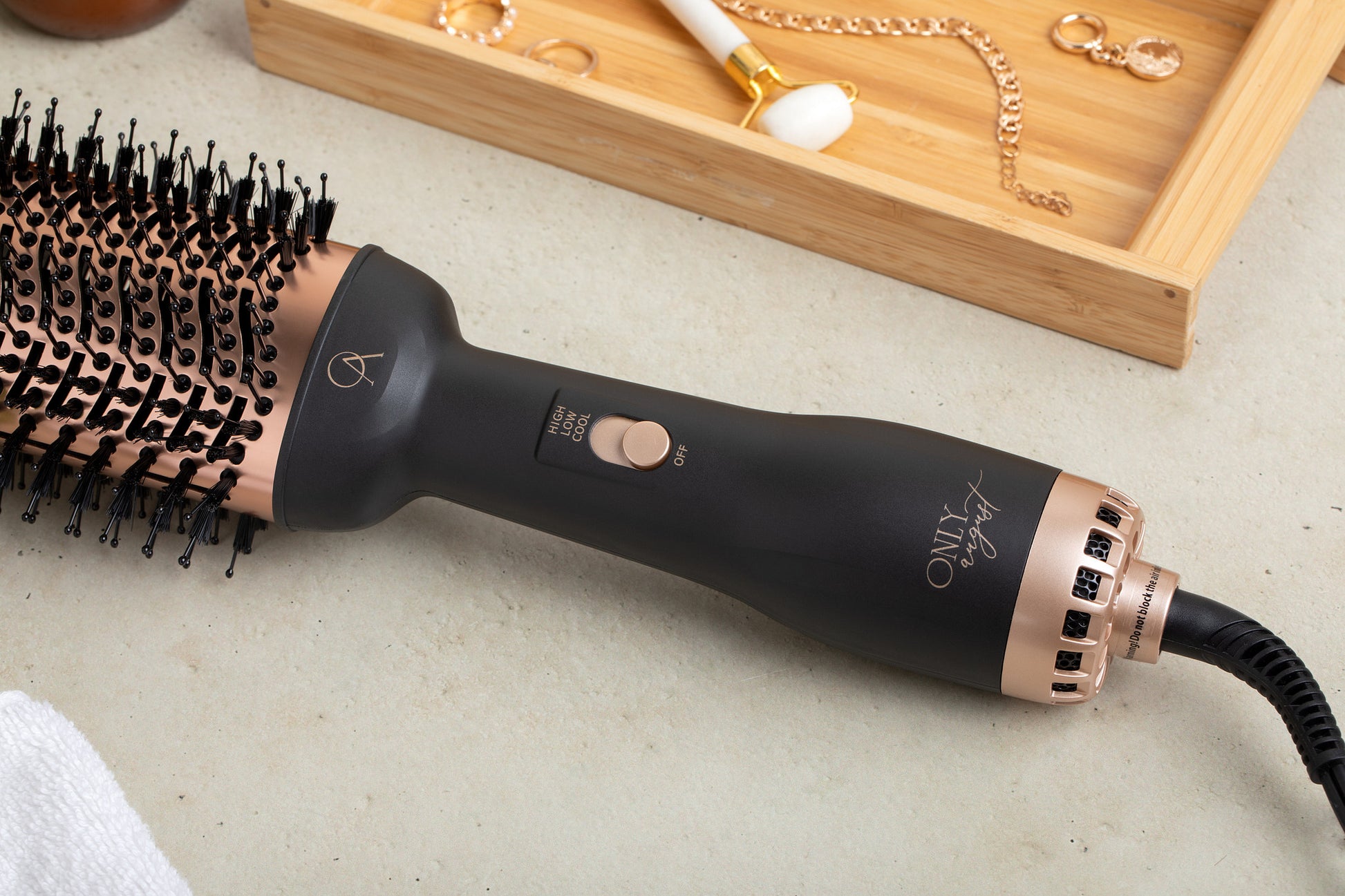 Only August 4-in-1 Hot Air Brush Black and Gold — model styling salon-quality blowout