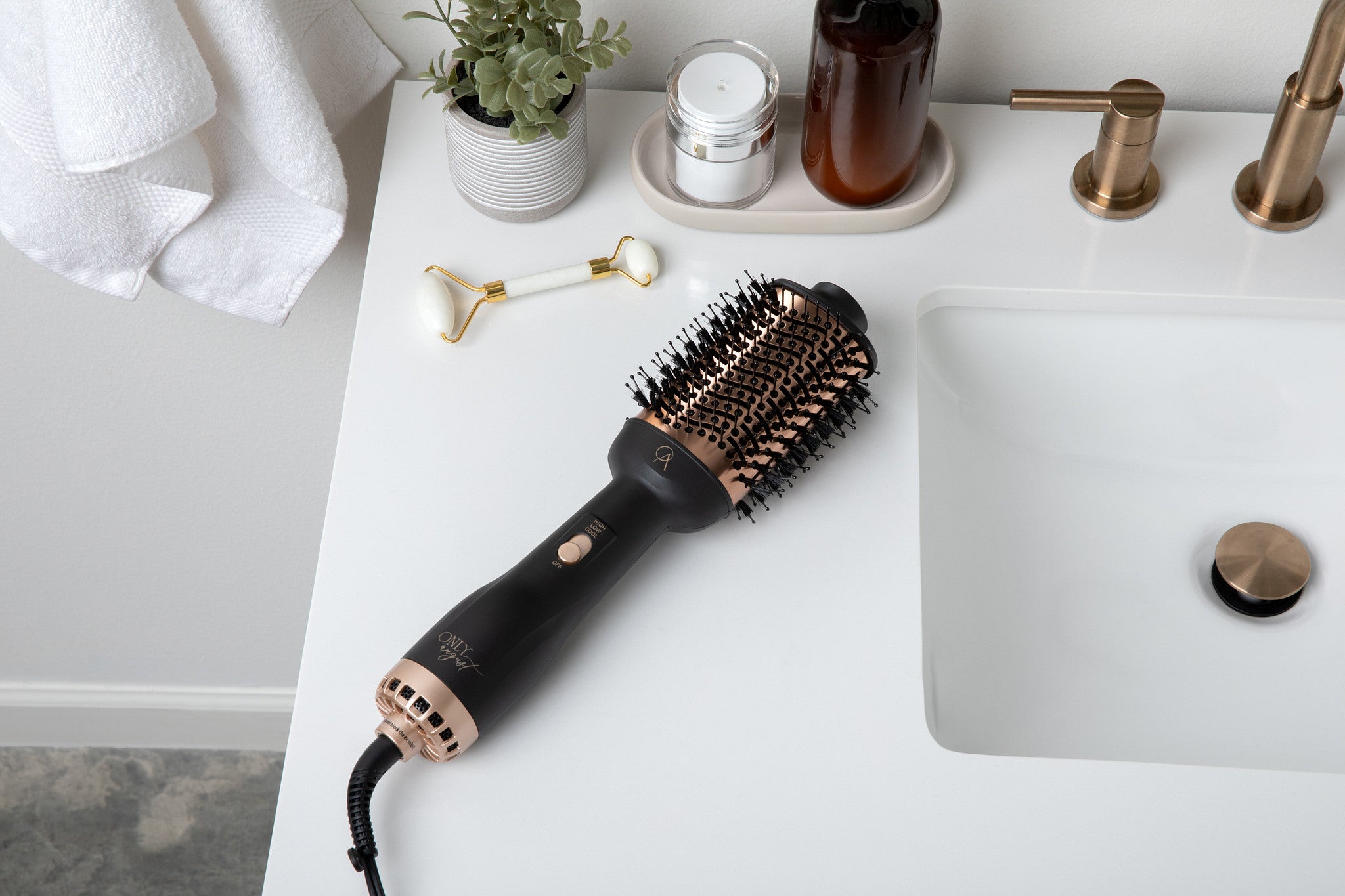 Only August 4-in-1 Hot Air Brush Black and Gold — packaging and brand presentation